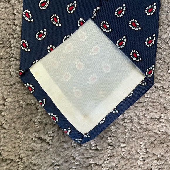 Brooks Brothers Navy and Red Paisley 100% Silk Tie - Vintage - Picture 4 of 4